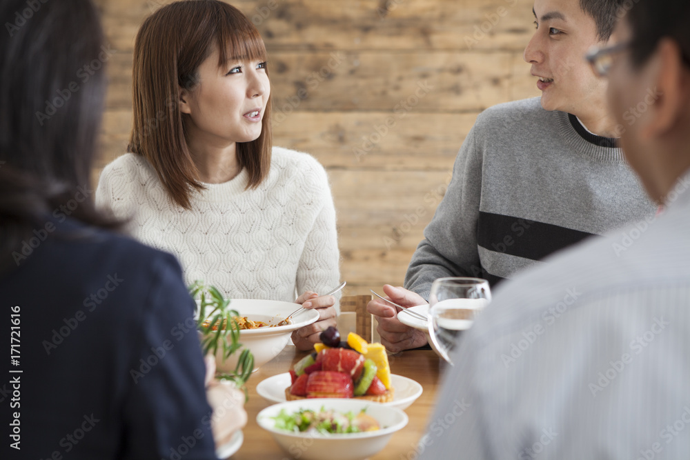 一对夫妇在吃饭时与家人一起说话