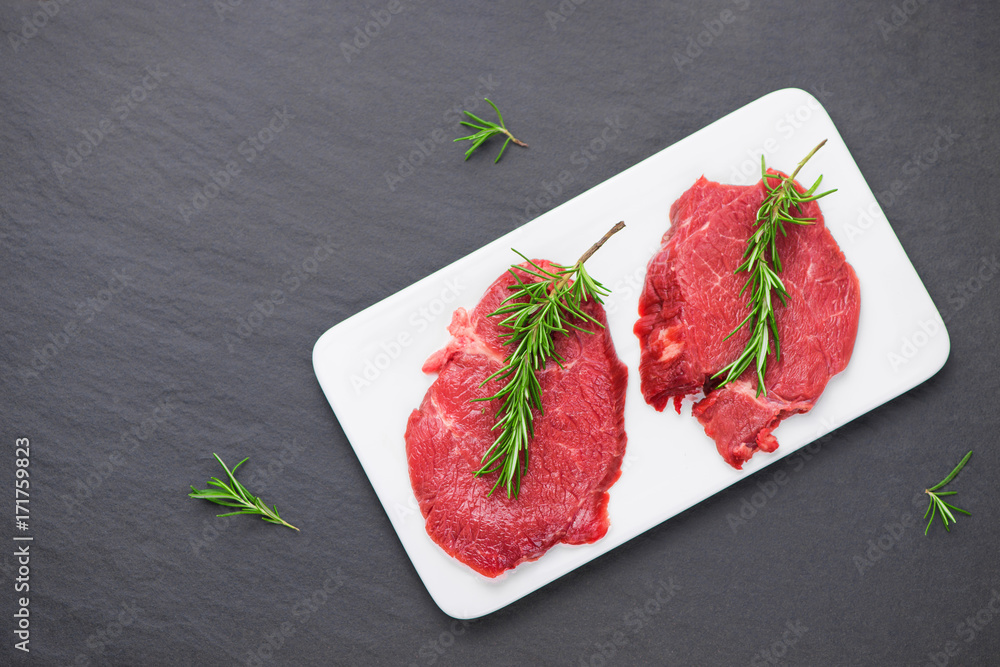 原料生牛肉烹饪。带复制空间的俯视图