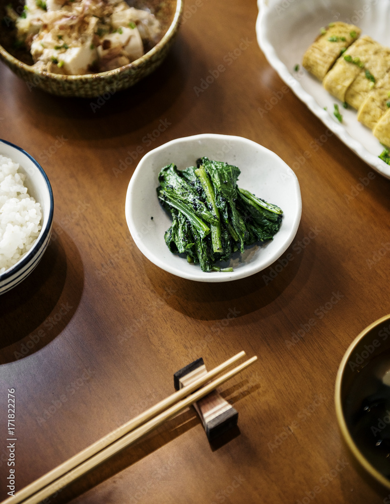 日本人在木桌上吃健康食品