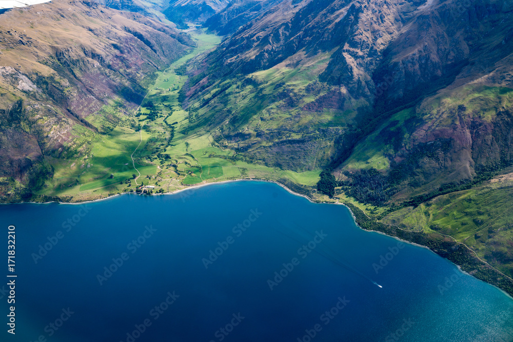 山脉和湖泊景观鸟瞰图