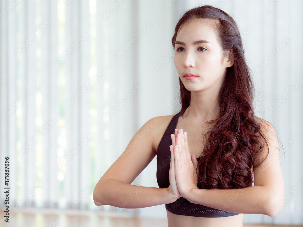 女子在健身房练习瑜伽姿势