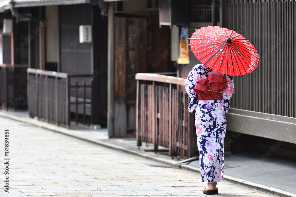 祇園白川の着物の女性