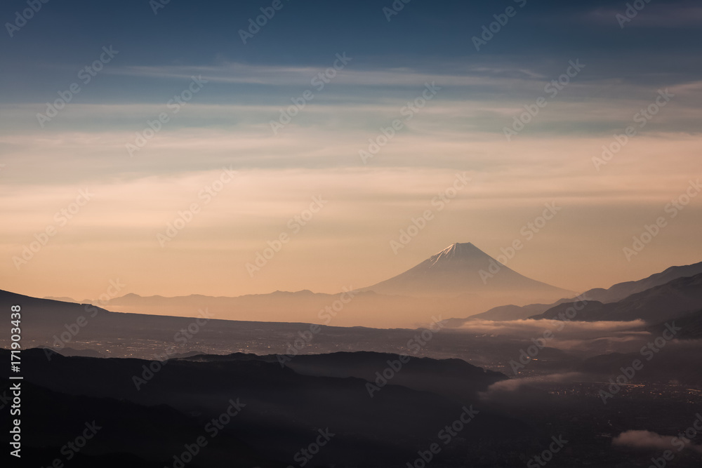 春季富士山晨雾蒙蒙