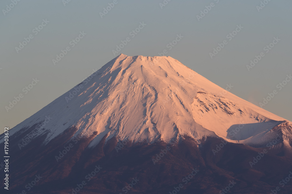 从日本足冈县伊豆看到的冬季富士山的特写。