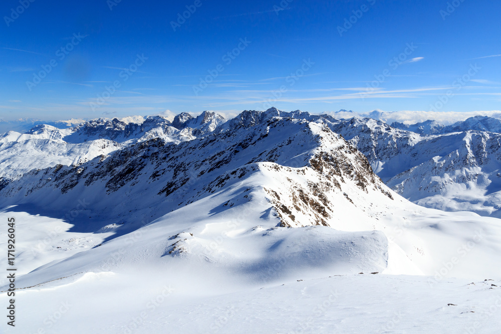 奥地利斯塔拜阿尔卑斯山冬季雪和蓝天的山脉全景