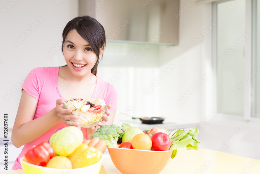 厨房里的美女主妇