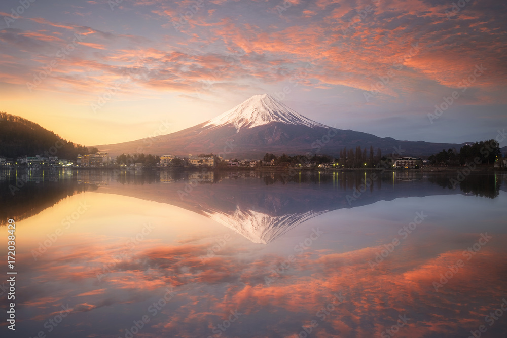 富士山在水面上的倒影和日出景观，日本河谷湖的富士山