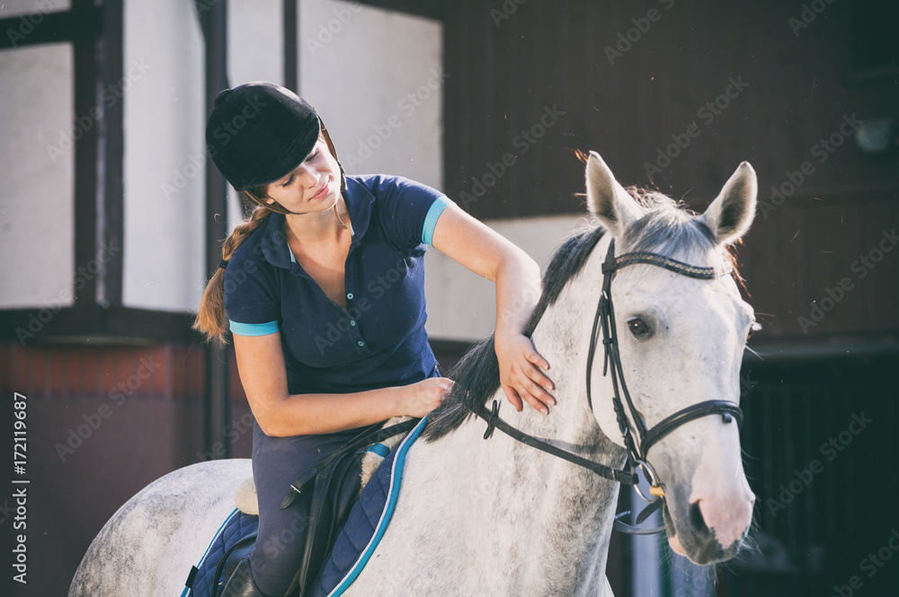 训练前马厩女骑手附近的女骑手