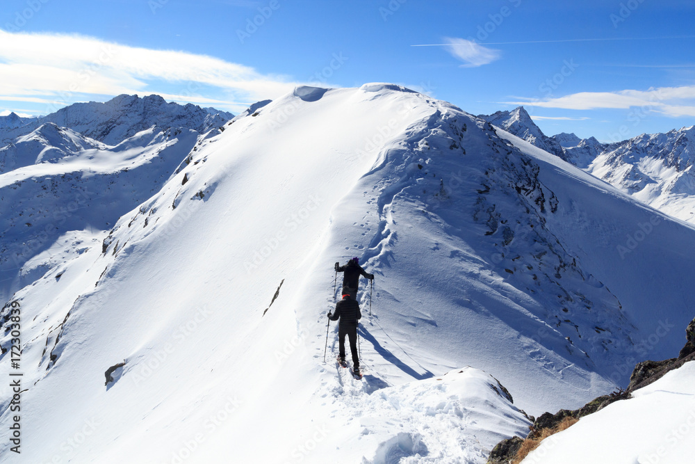 两名男子在奥地利斯塔拜阿尔卑斯山滑雪场和全景上进行雪鞋徒步旅行