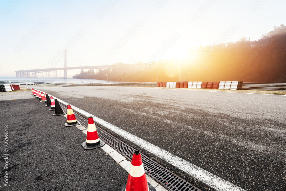 带金门大桥的空柏油路