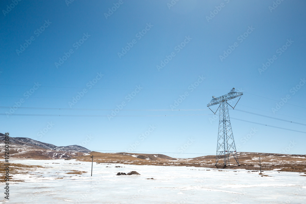 雪地里的野外电力塔