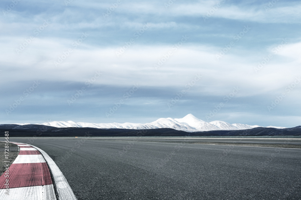 雪山空柏油路