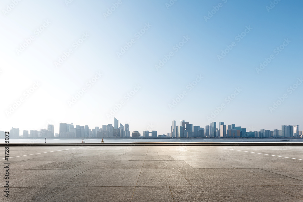 具有现代城市景观的空大理石地板