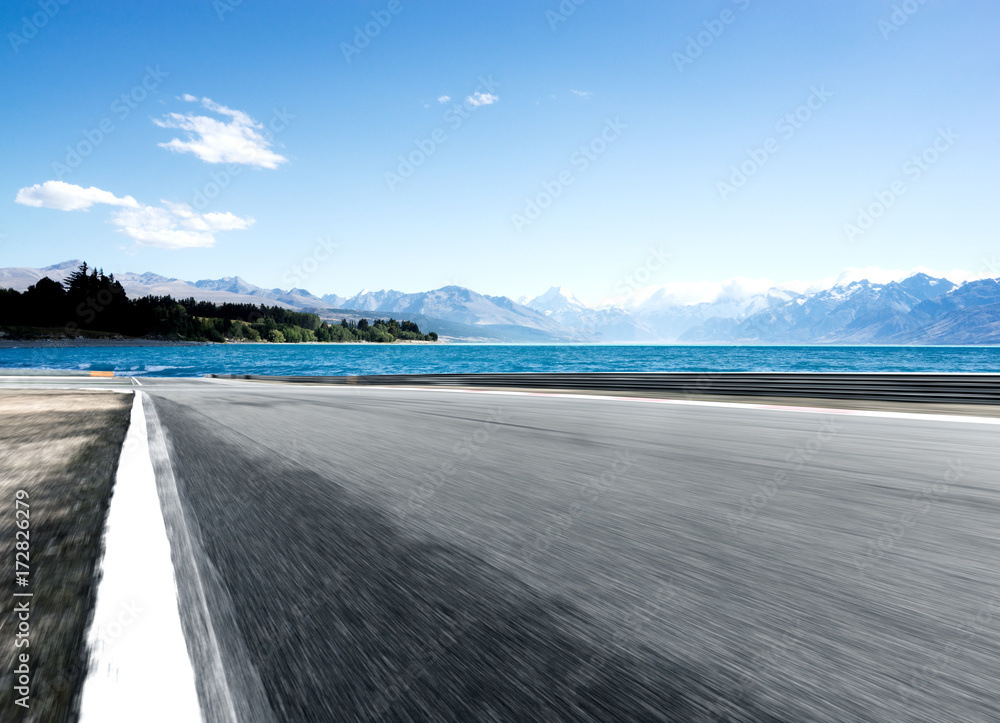 空旷的柏油路，湖光山色