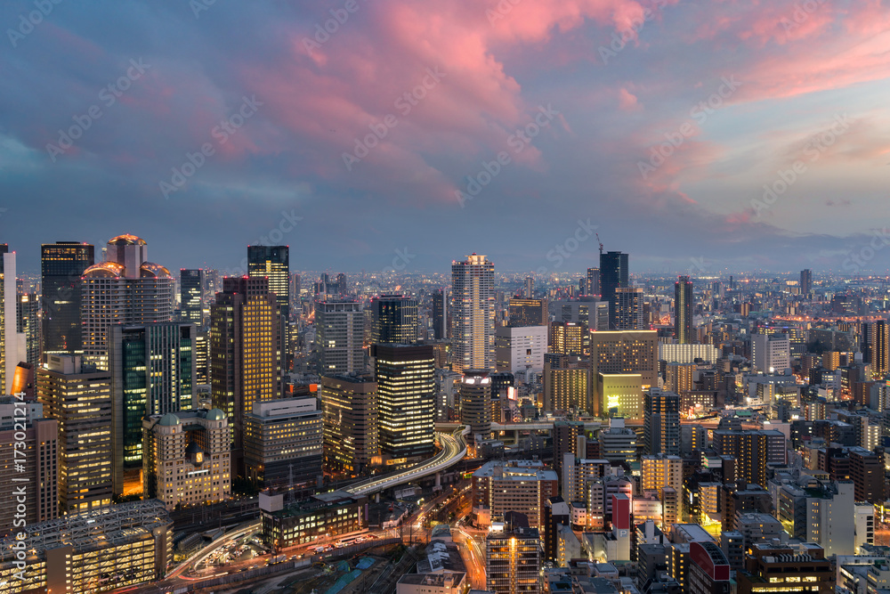 日本大阪地标梅田区的大阪市中心天际线。