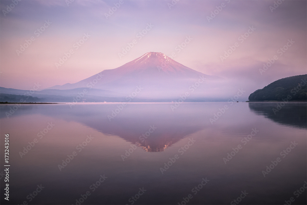 富士山，早晨在山中湖倒影