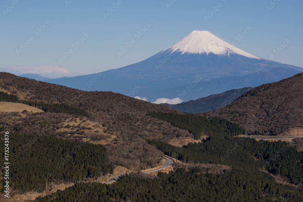 静冈县伊豆市冬季富士山与高山的景色。