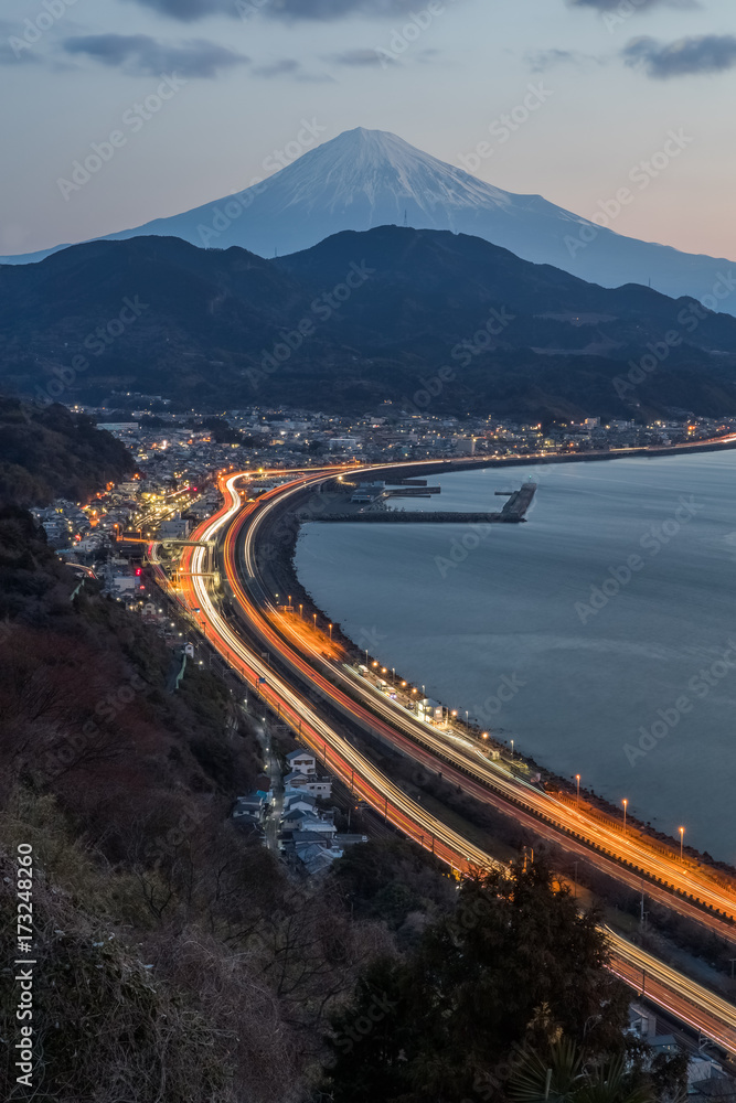 静冈县清水镇骏河湾富美高速公路长时间暴露的冬季富士山