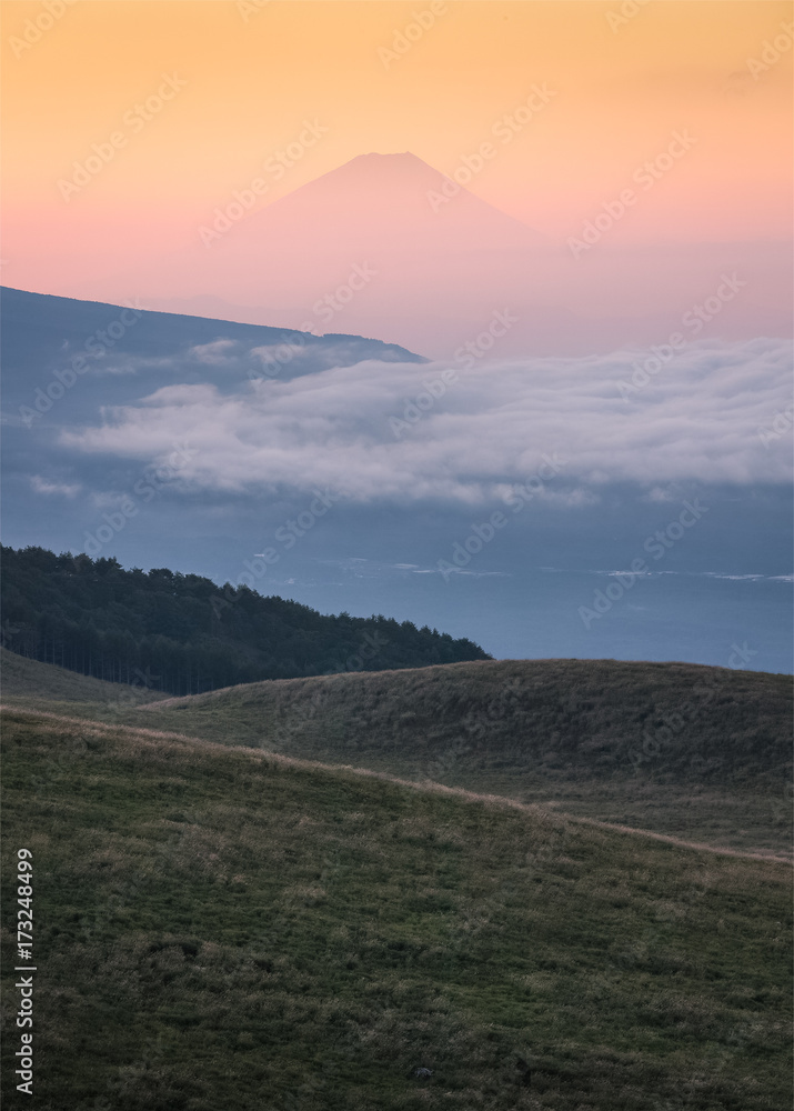 富士山夏季日出时有云