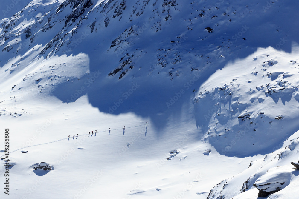 一群人在奥地利斯塔拜阿尔卑斯山滑雪登山和山地雪全景