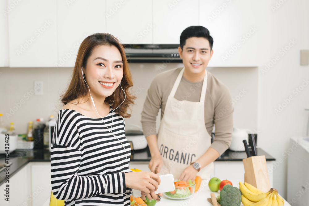 亚洲妻子在家厨房等食物