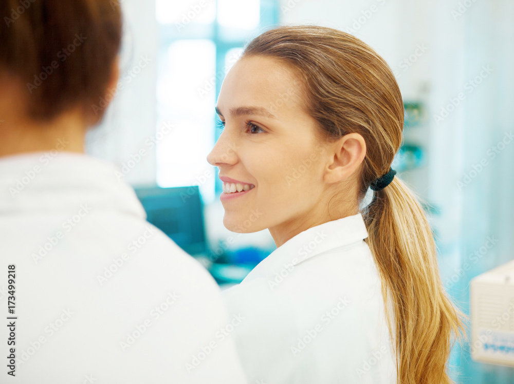 Donna medico ricecatrice in laboratorio（唐娜医学实验室里的价格标定）