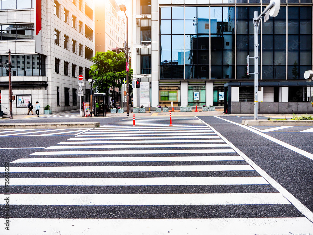 早上，穿过市区的十字路口。