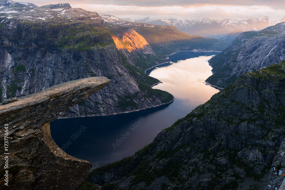 Trolltunga岩石的壮丽景色