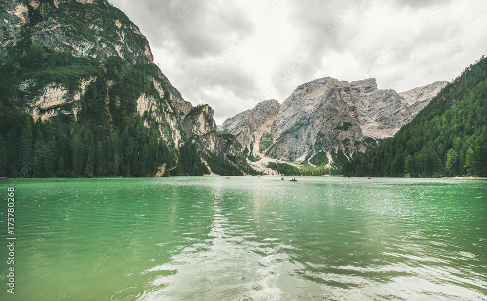 Fanes Sennes Braies自然公园的Lago di Braies或Pragser Wildsee。有清澈翡翠的山湖