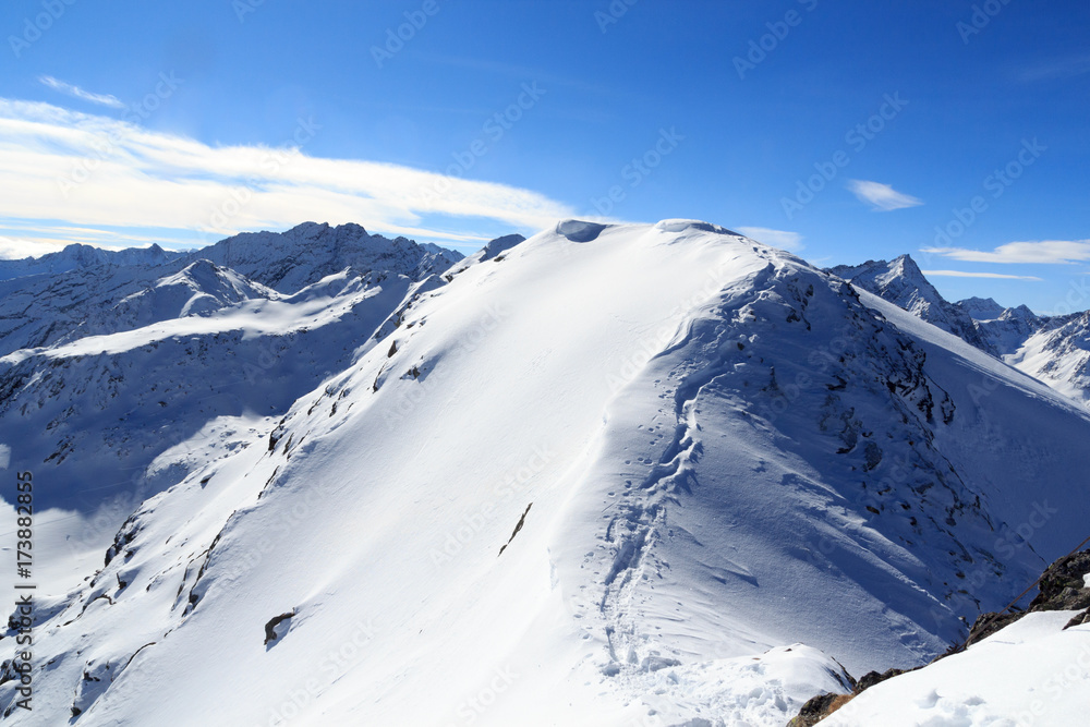 奥地利斯塔拜阿尔卑斯山冬季雪和蓝天的山脉全景