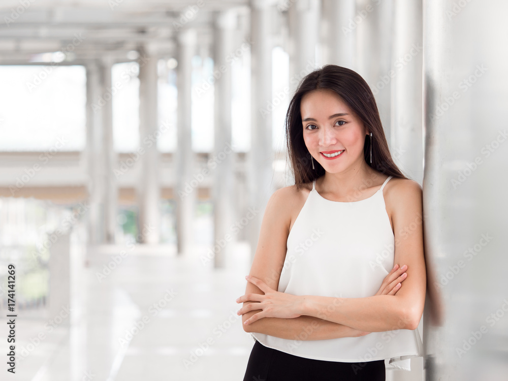 城市背景下年轻美丽的亚洲商业女性肖像。