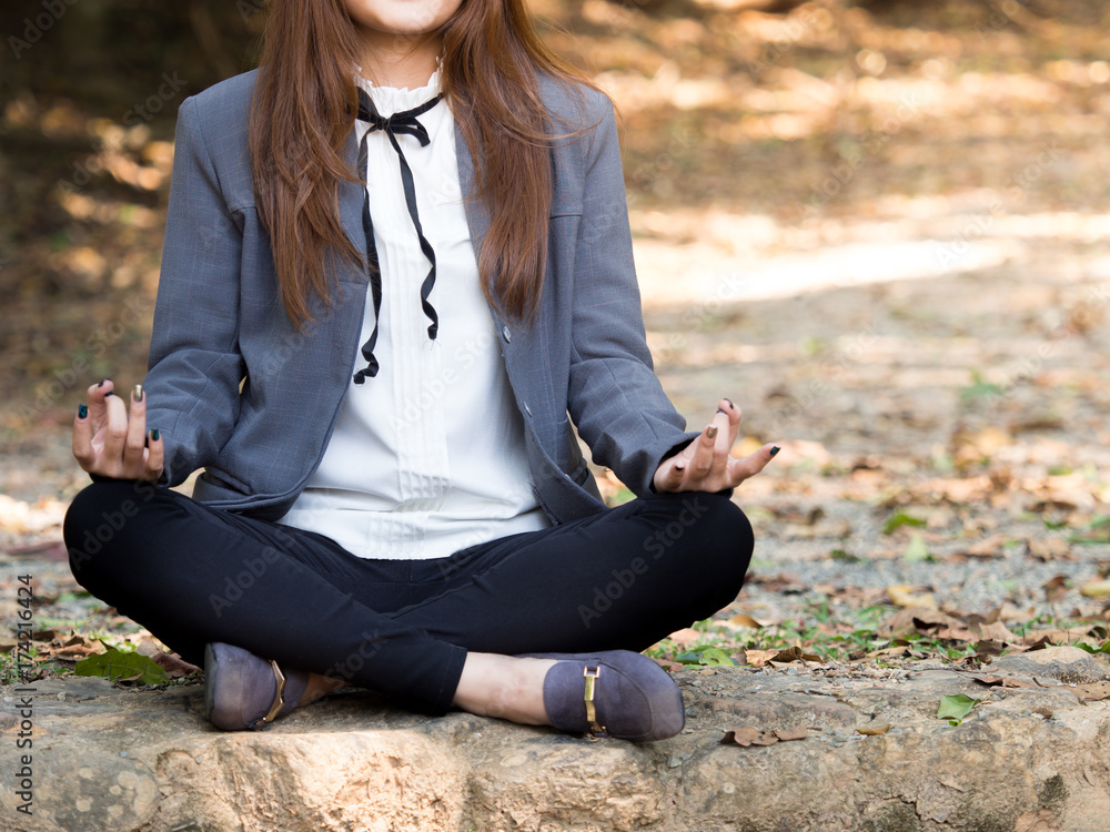 年轻的亚洲女商人在森林里瑜伽，放松工作冥想，商业生活方式和我们