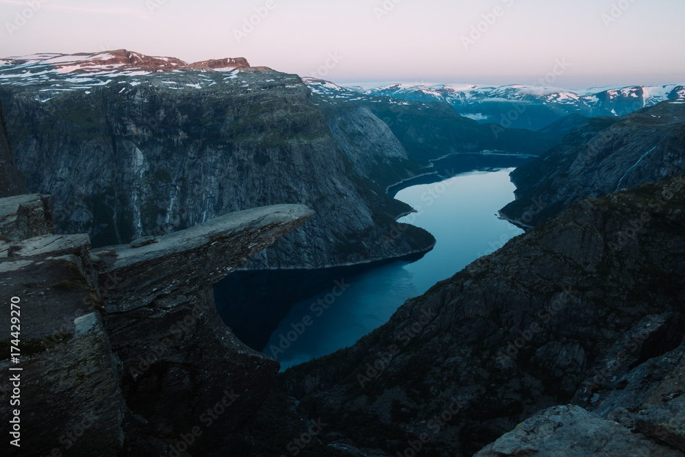 Trolltunga岩石的壮丽景色