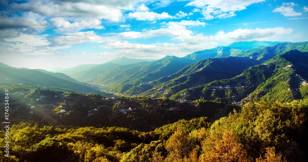 蓝天白云下绿草如茵的大山