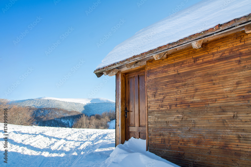 白雪覆盖的小木屋