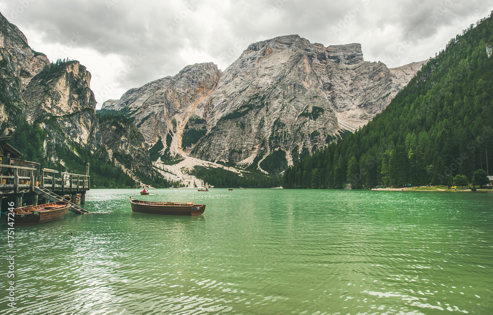 Fanes Sennes Braies自然公园的Lago di Braies或Pragser Wildsee。有清澈翡翠的山湖