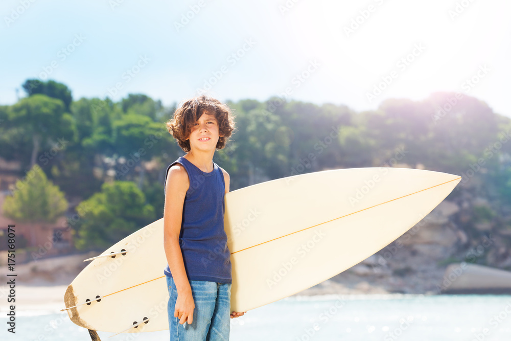 带冲浪板的可爱青少年冲浪者肖像