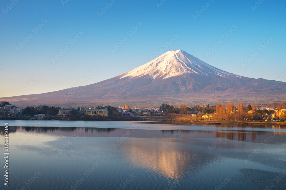 富士山，日本河湖的蓝天。