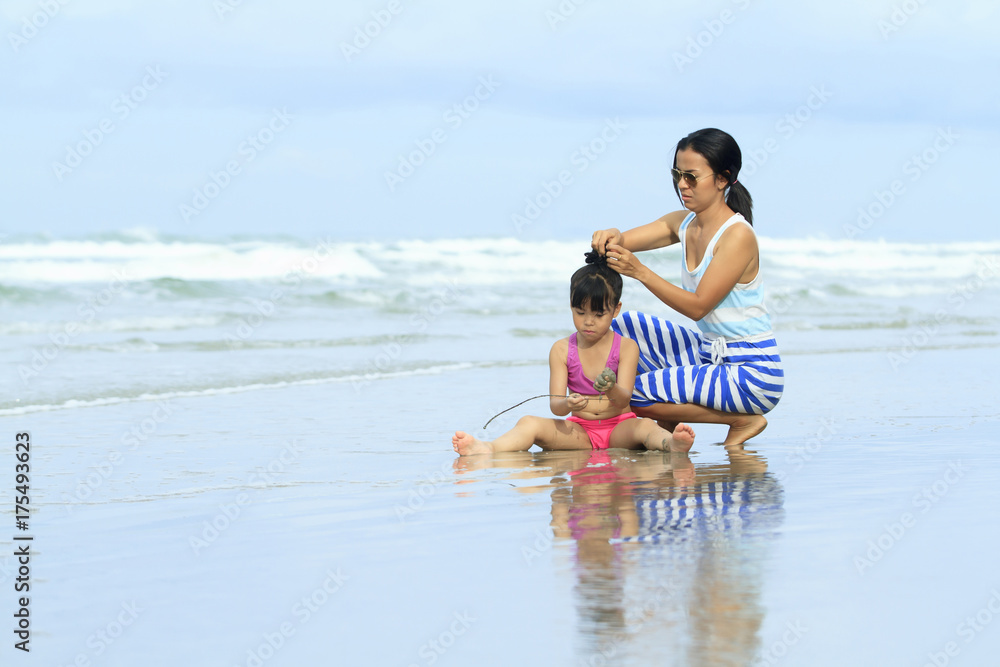 海滩上的母女，tavel假日度假生活ethyle家庭概念