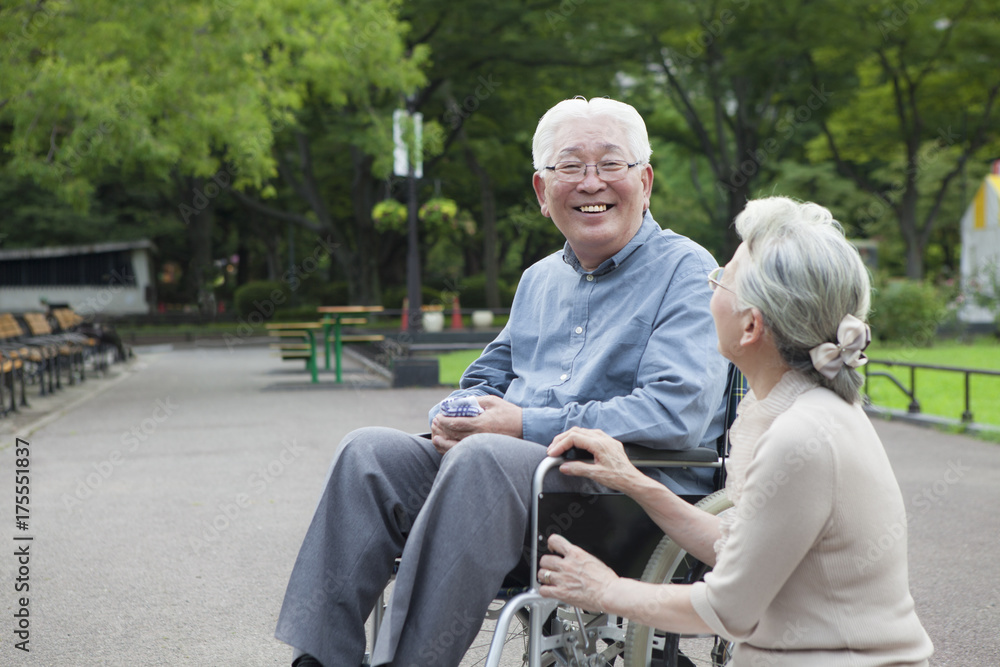 一对老夫妇在公园散步