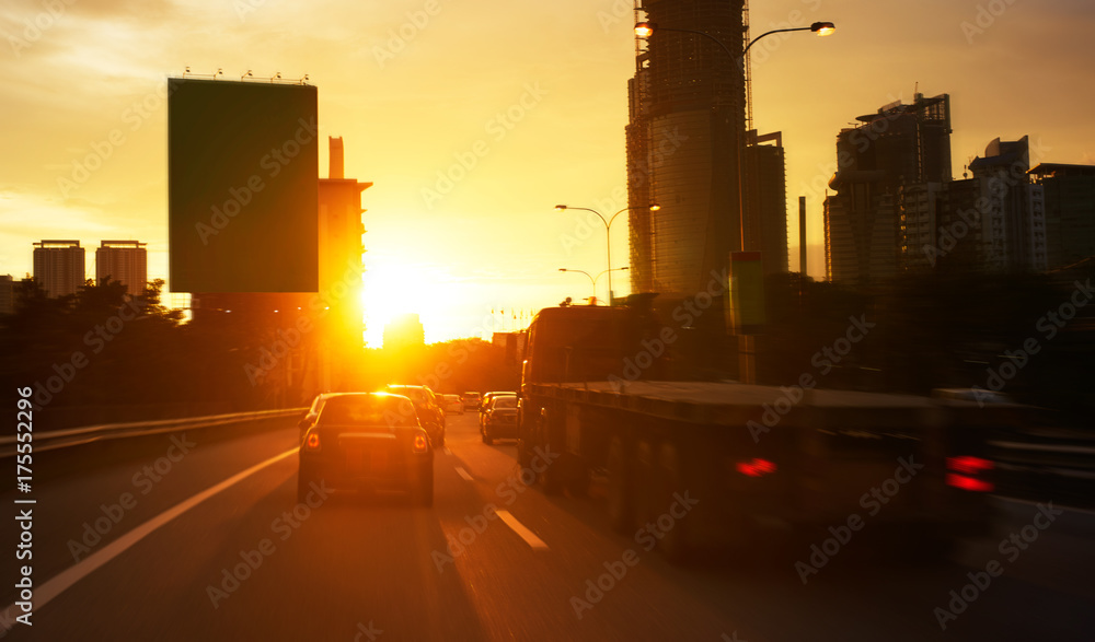 日出时在路上行驶的卡车——速度和交付理念。