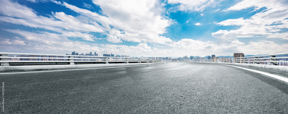 空旷的柏油路与现代城市的城市景观