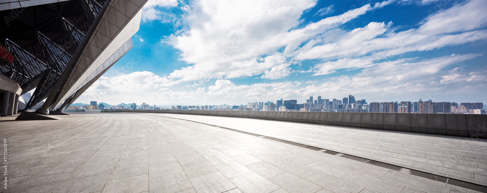 具有现代城市景观的空大理石地板