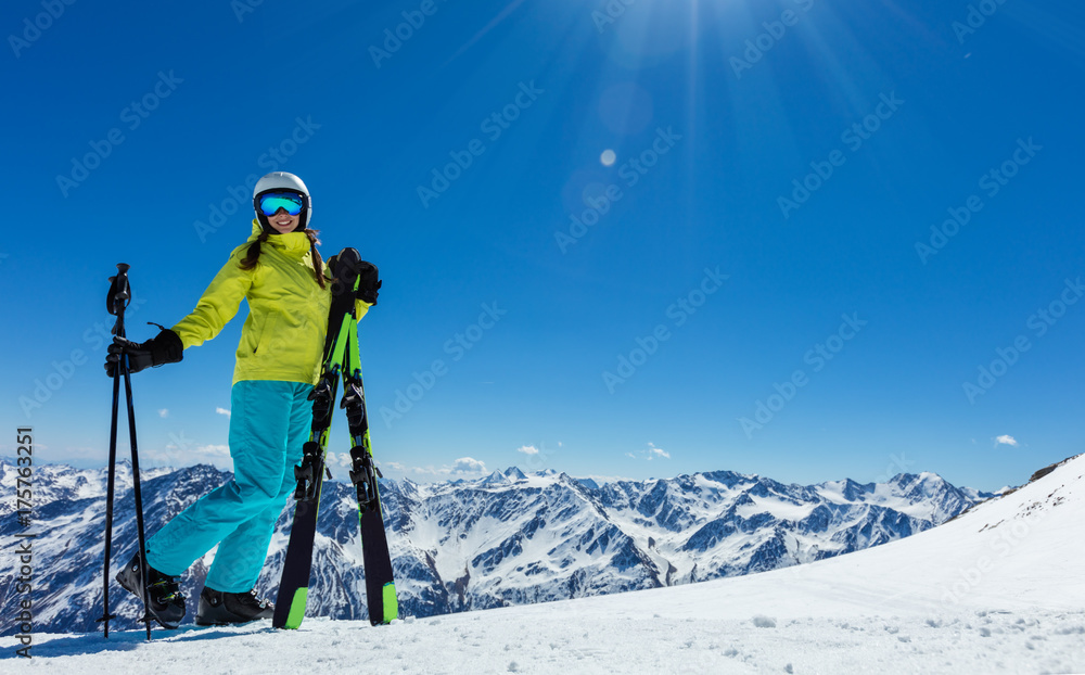 快乐的年轻女子滑雪运动员在阿尔卑斯山享受晴朗的天气