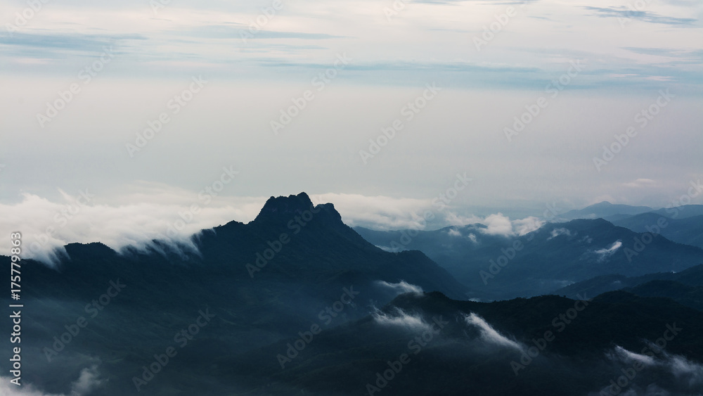 晨雾伴山，迷魂海