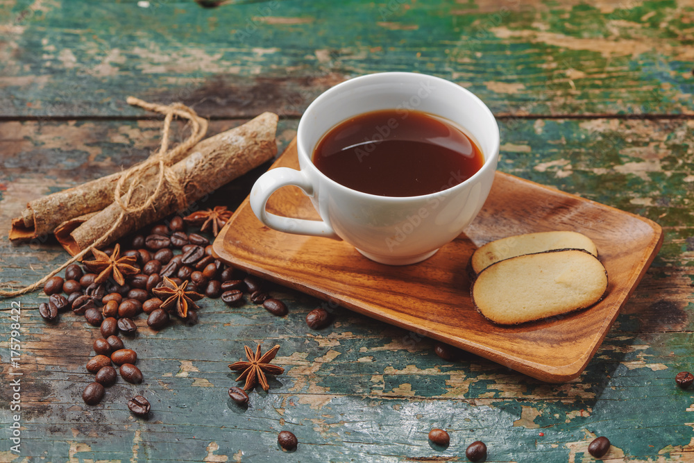 乡村餐桌上的烤豆暖咖啡杯