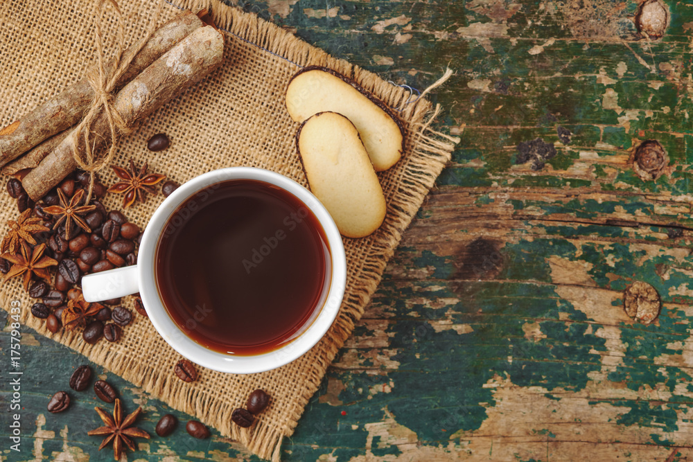 乡村餐桌上的烤豆暖咖啡杯