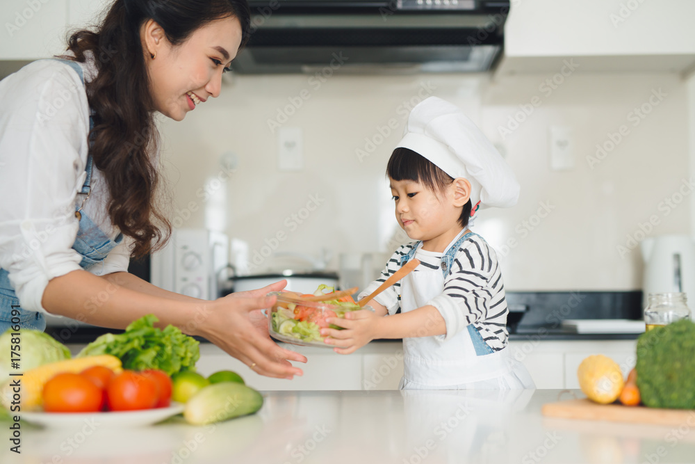 孩子在现代厨房帮助母亲做饭