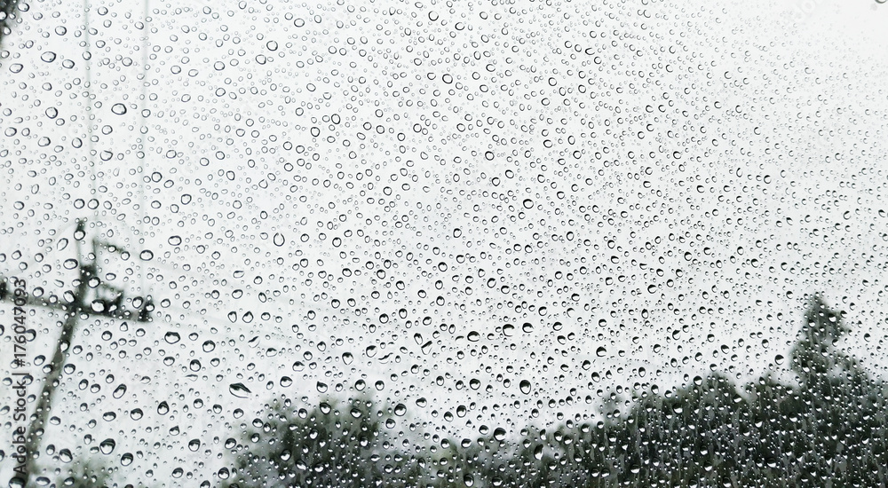 雨滴落在车窗背景上