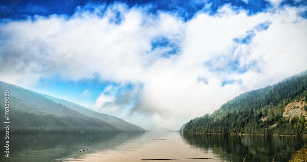 群山中的河流，多云的天空